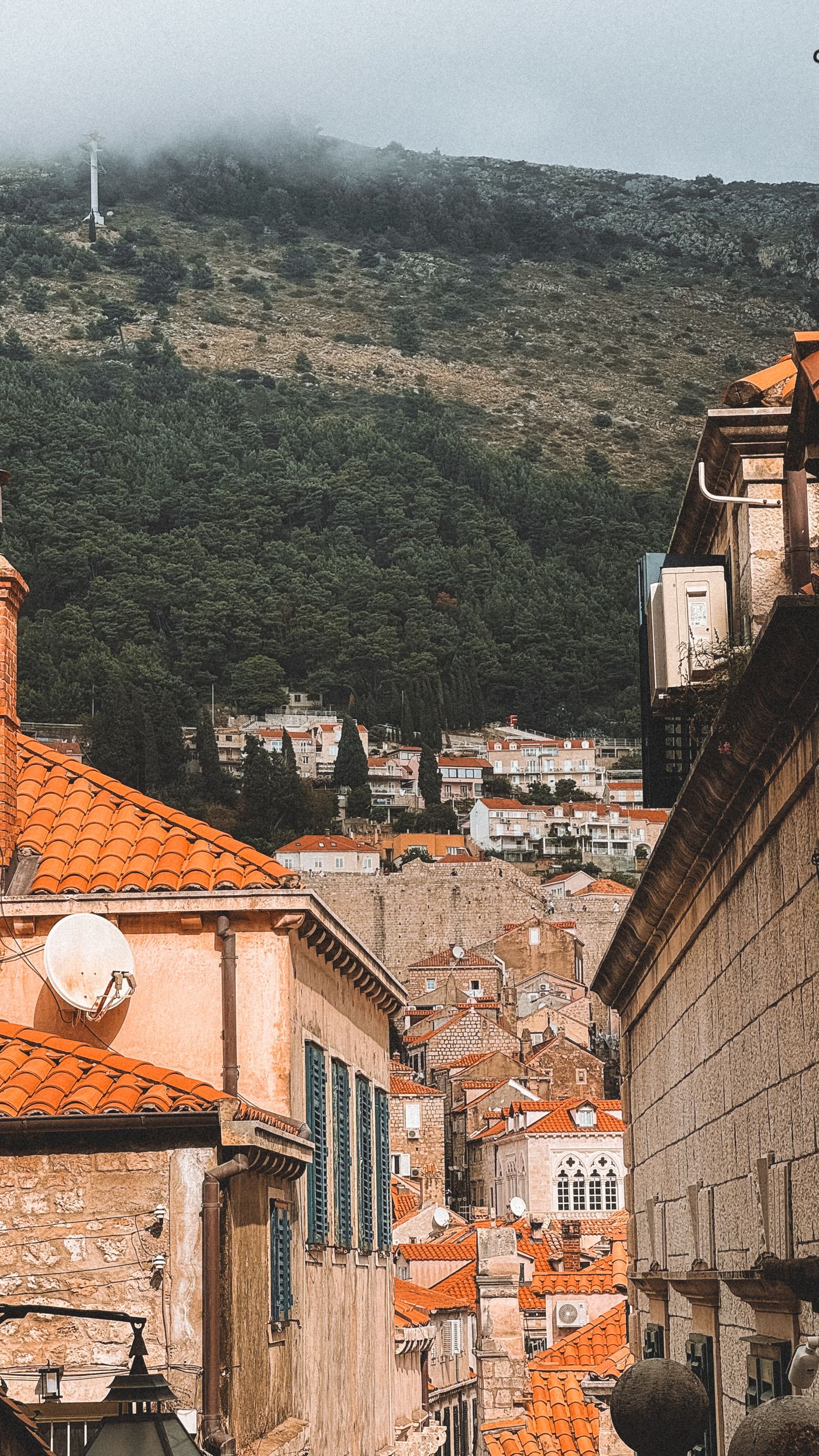 Closely packed terracotta rooftops in Dubrovnik, illustrating an urban landscape used for King’s Landing.